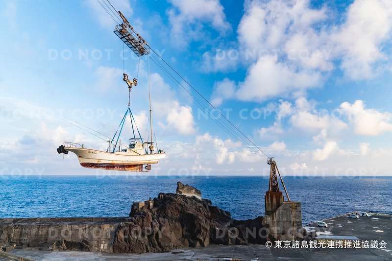 IQ22-060042　三宝港 漁船の釣り上げ
