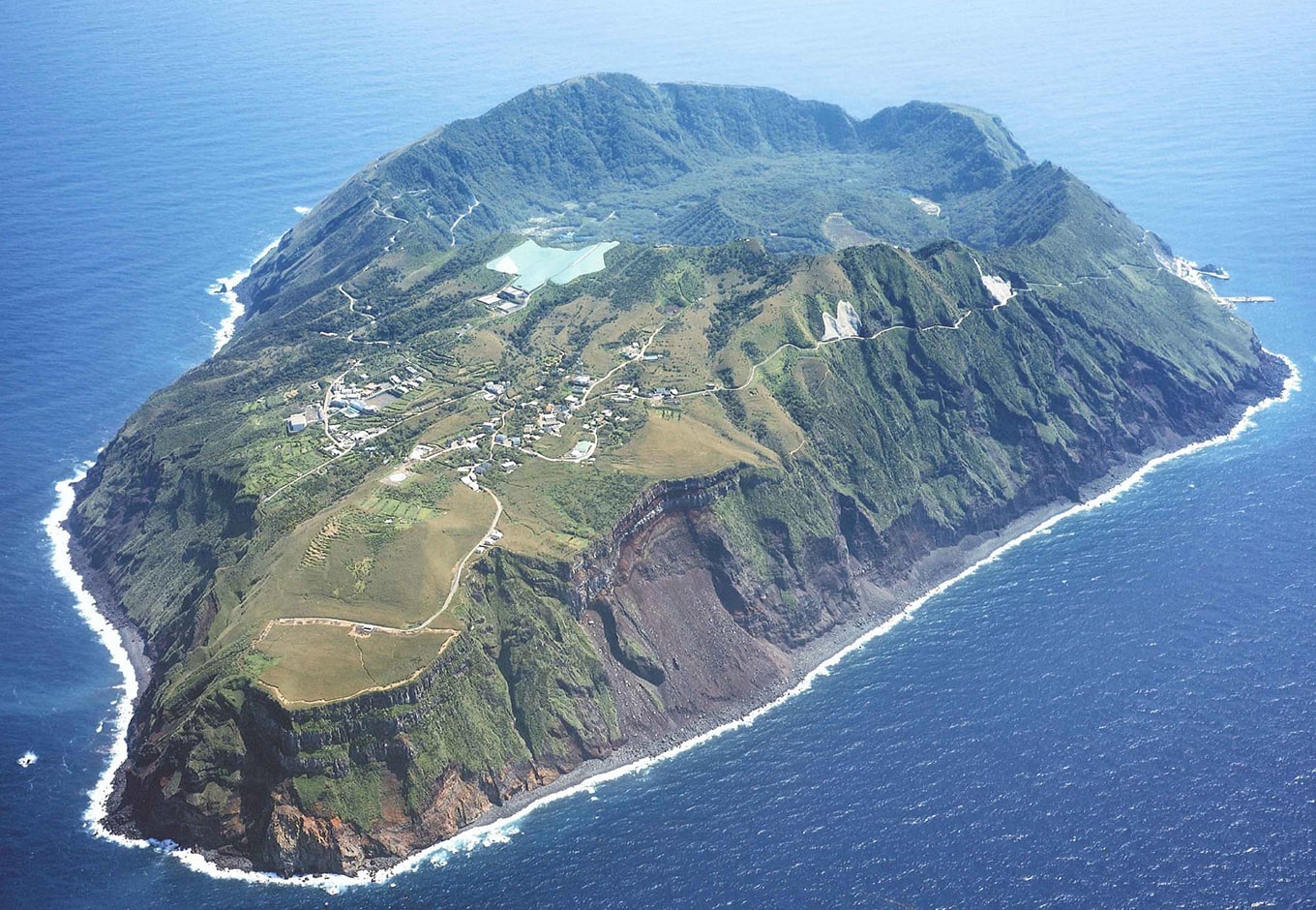 青ヶ島の二重式カルデラ