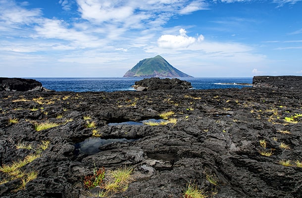 八丈島の南原千畳岩海岸