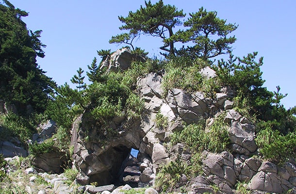 神津島のぶっとおし岩