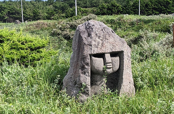 新島のモヤイ像